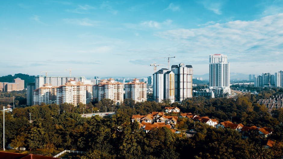 馬來西亞 陪讀 擇居：Aerial view of modern high-rise buildings in an urban city w