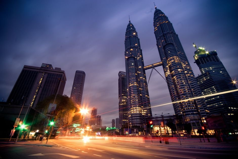 亞洲 城市 物價：Beautiful long exposure of Kuala Lumpur at night showcasing