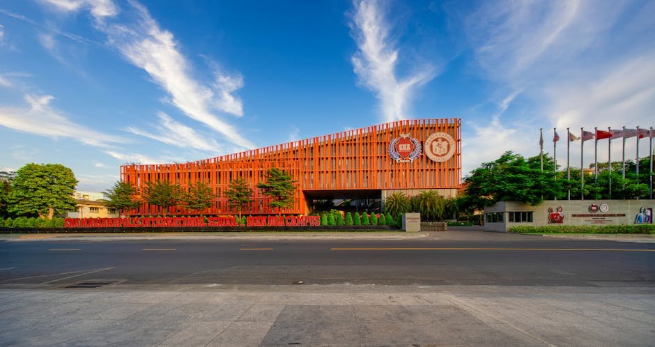 馬來西亞國際學校：Vibrant orange facade of an international school against a c