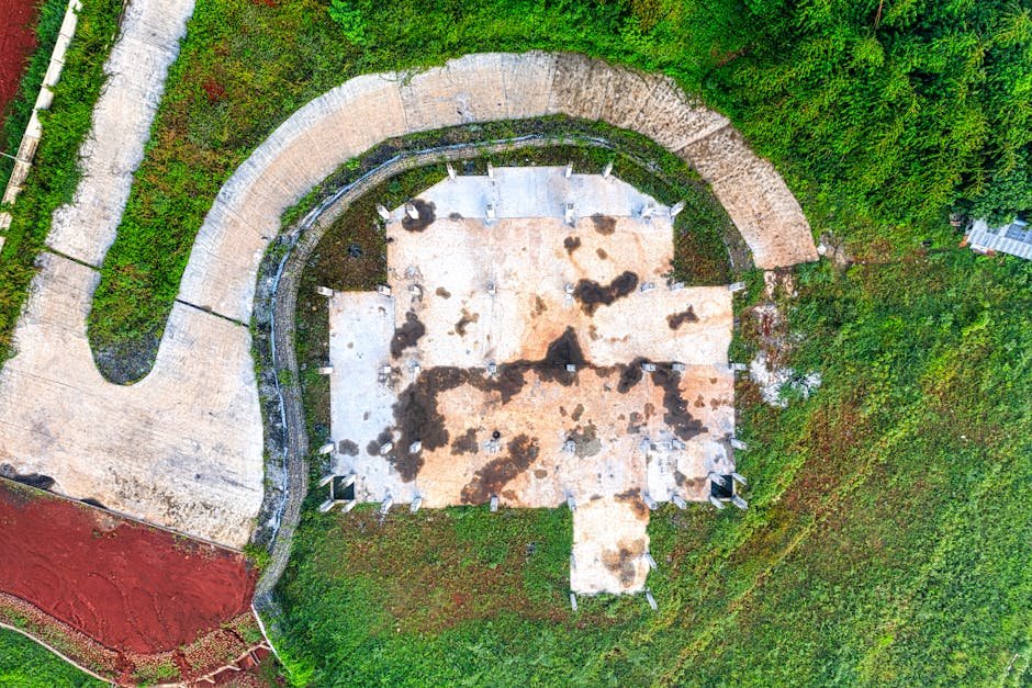 馬來西亞 房地產 土地：Drone view of aged asphalt curvy road near old abandoned war