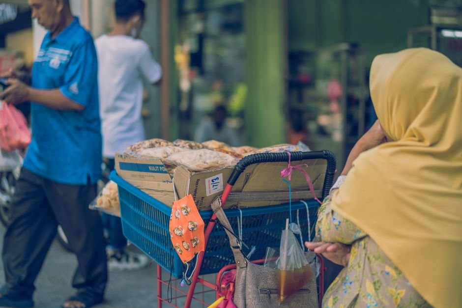 吉隆坡 檳城 新山 生活費：Street vendor selling baked goods in urban Kuala Lumpur, Mal