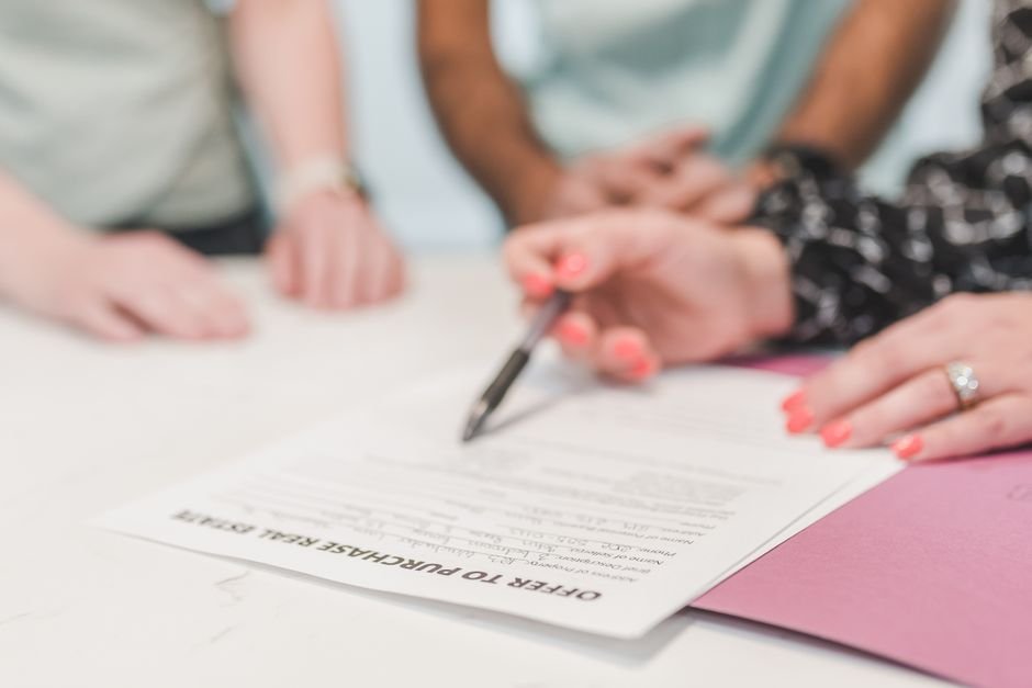 馬來西亞 外國人 印花稅：Close-up of people reviewing and signing an offer to purchas