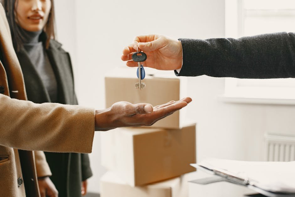 馬來西亞買房：A new homeowner receives keys inside their new home, symboli