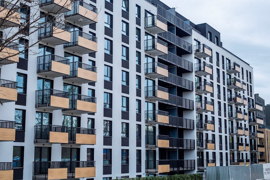 馬來西亞 房價 投資：Contemporary apartment building with balconies in urban sett