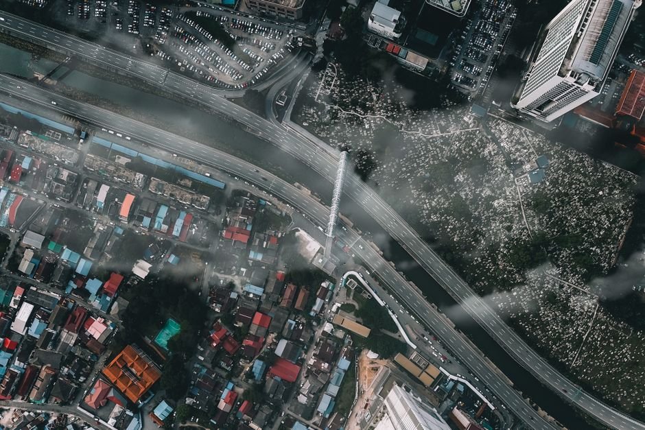 馬來西亞 先租後買：Drone view of contemporary city under clouds with modern bui