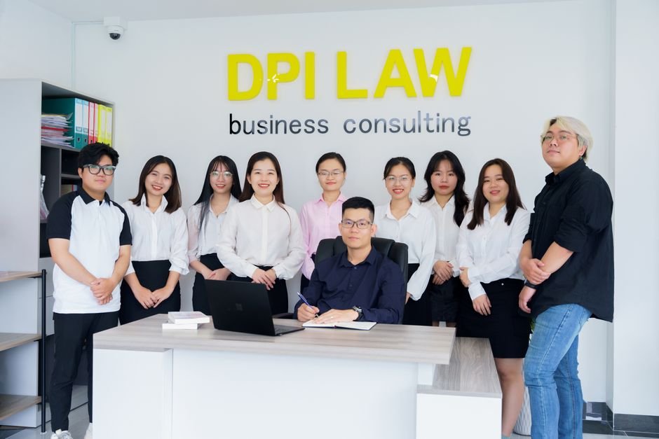 MM2H 移民：A diverse group of professionals in a business consulting of