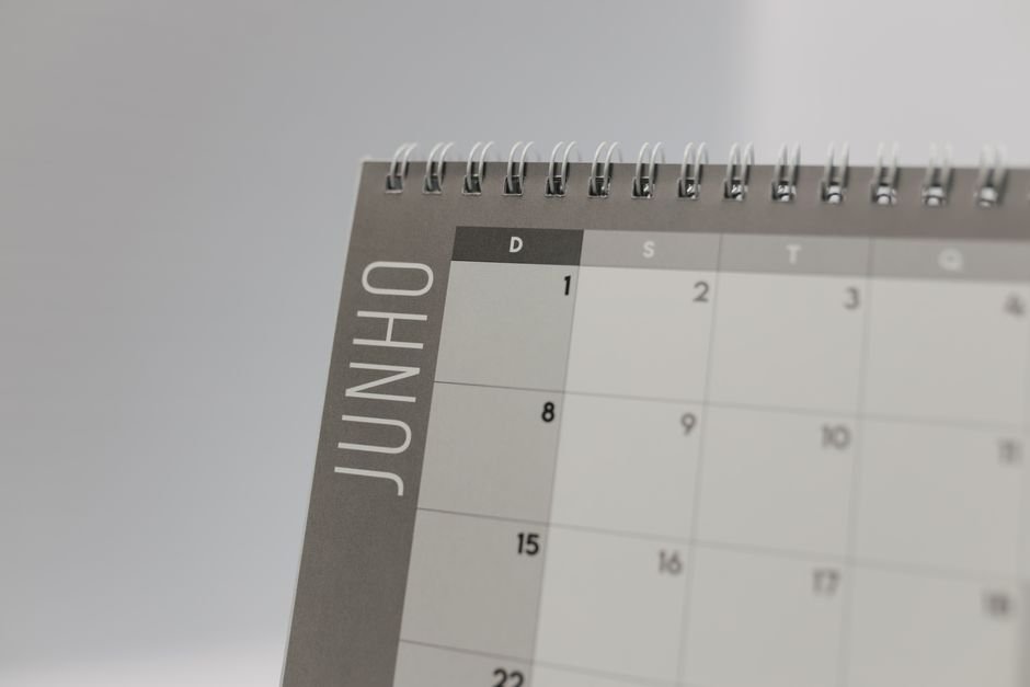 MM2H 居住 天數：Close-up view of a spiral-bound calendar showing the month o