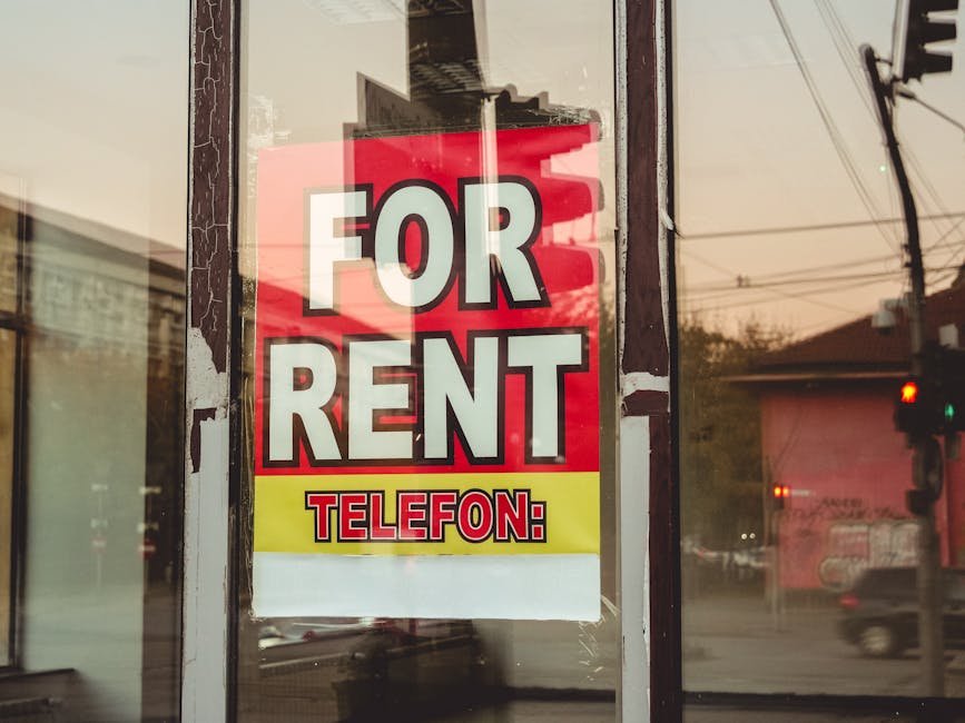馬來西亞 以租養房：Reflection of a cityscape on a window with a 'For Rent' sign